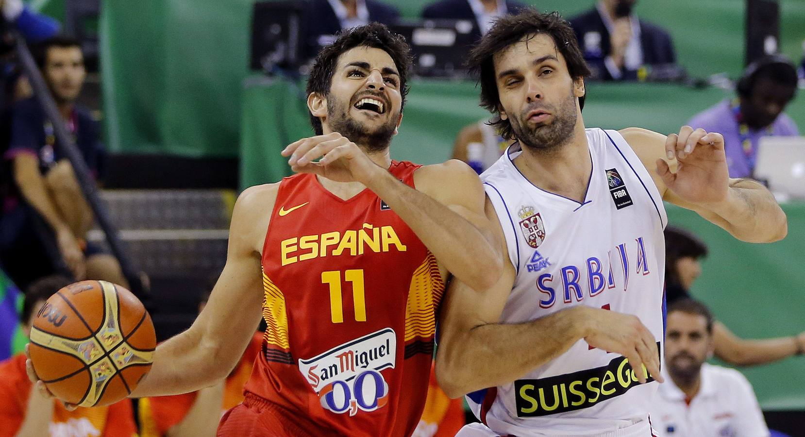 Ricky Rubio entra a canasta ante Milos Teodosic.