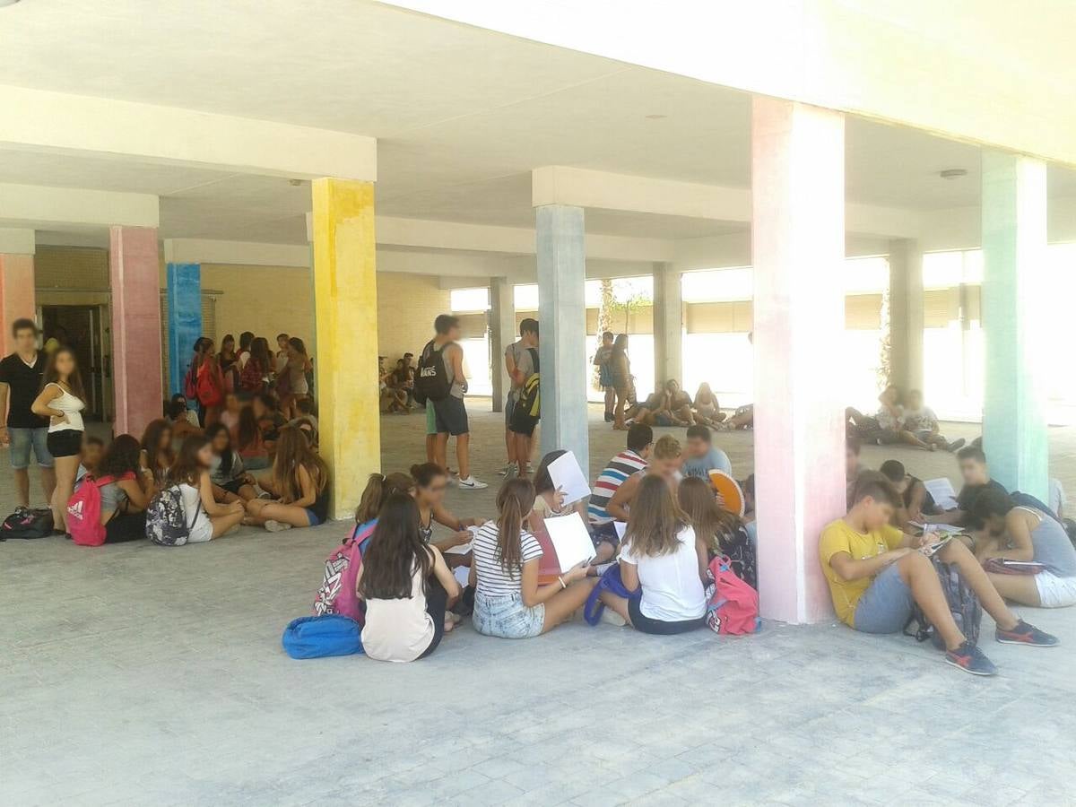 Técnicos en riesgos laborales verifican las elevadas temperaturas en las aulas