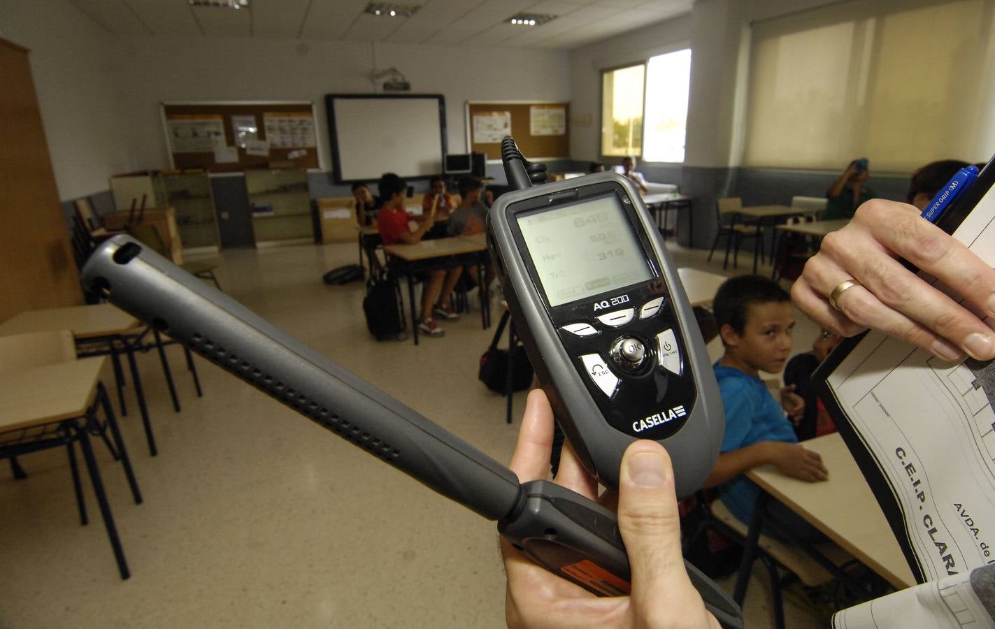 Técnicos en riesgos laborales verifican las elevadas temperaturas en las aulas