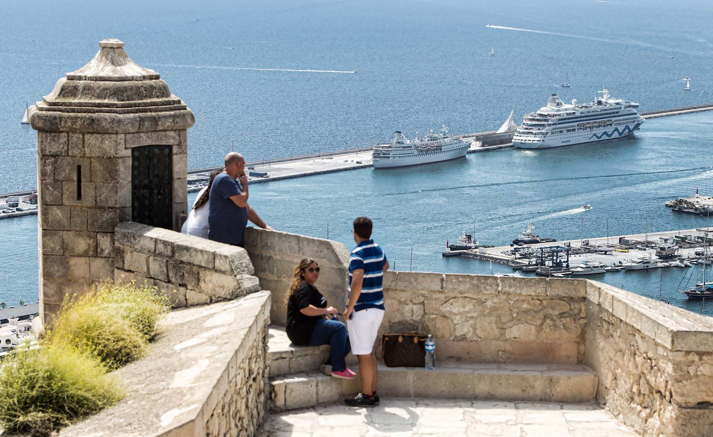 Por primera vez dos cruceros atracados en el Puerto de Alicante a la vez