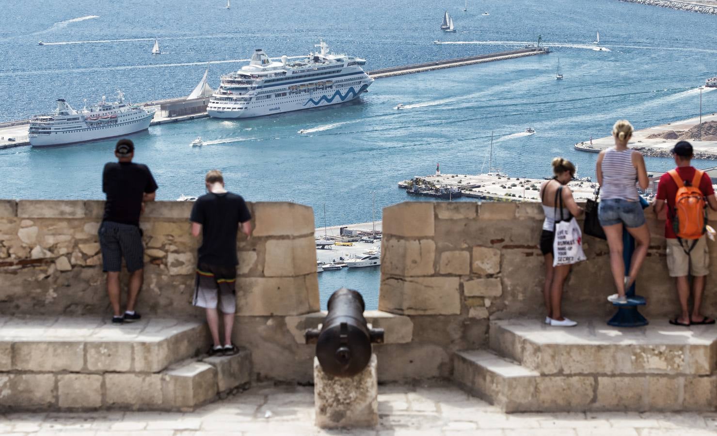 Por primera vez dos cruceros atracados en el Puerto de Alicante a la vez