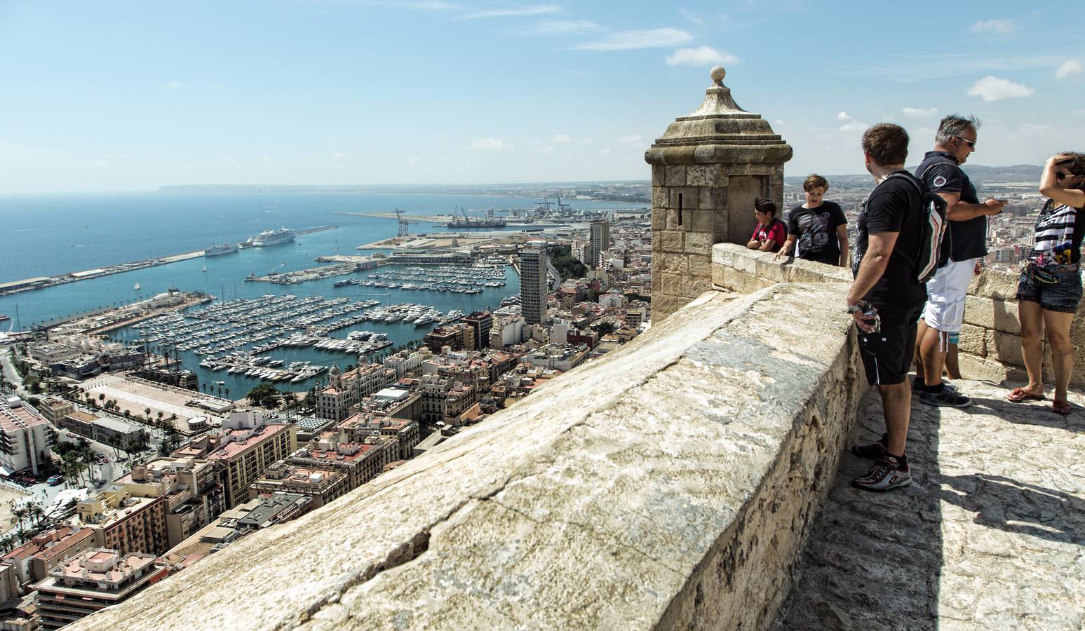 Por primera vez dos cruceros atracados en el Puerto de Alicante a la vez