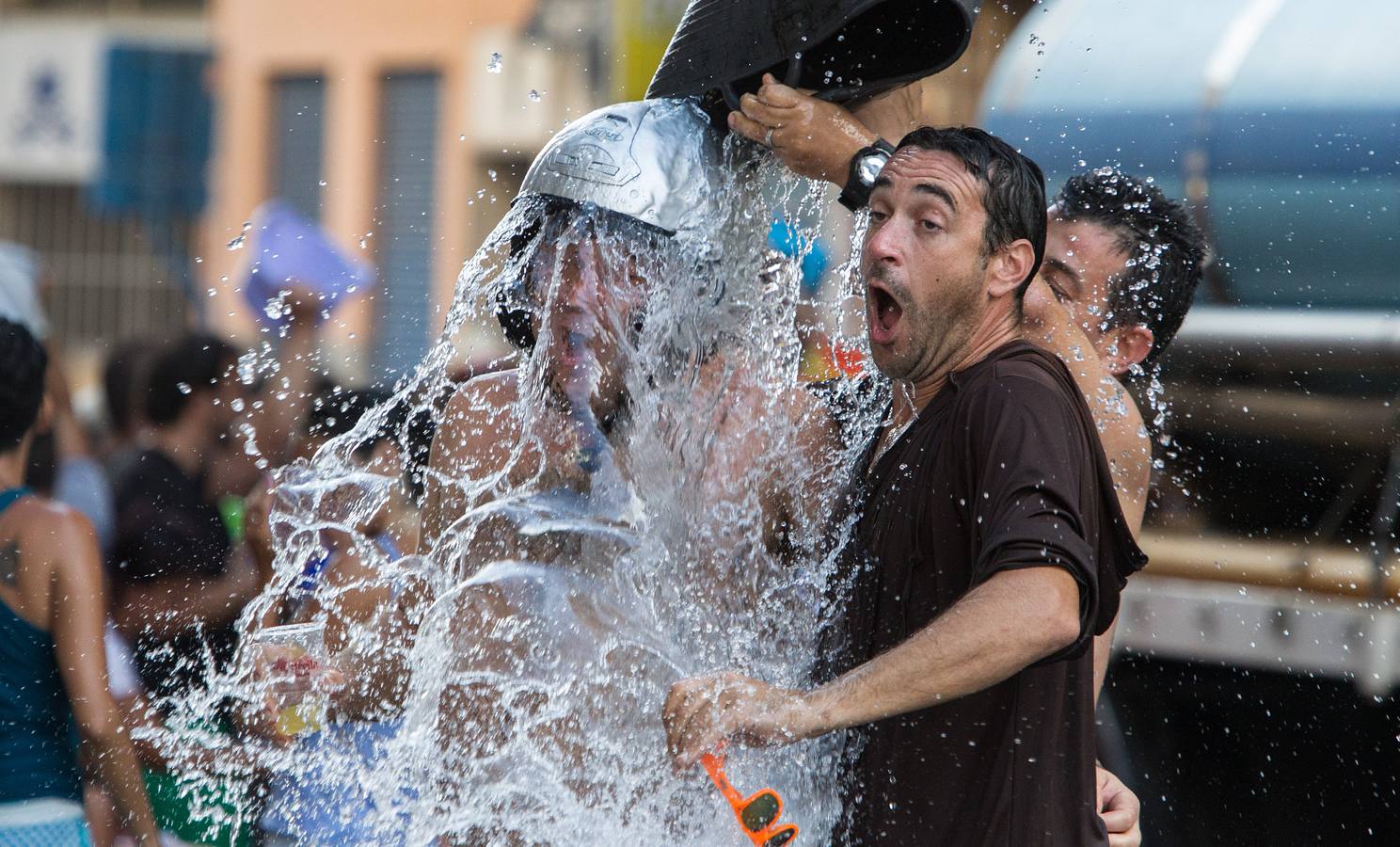 Juegos pupolares y poala durante las fiestas del Raval Roig