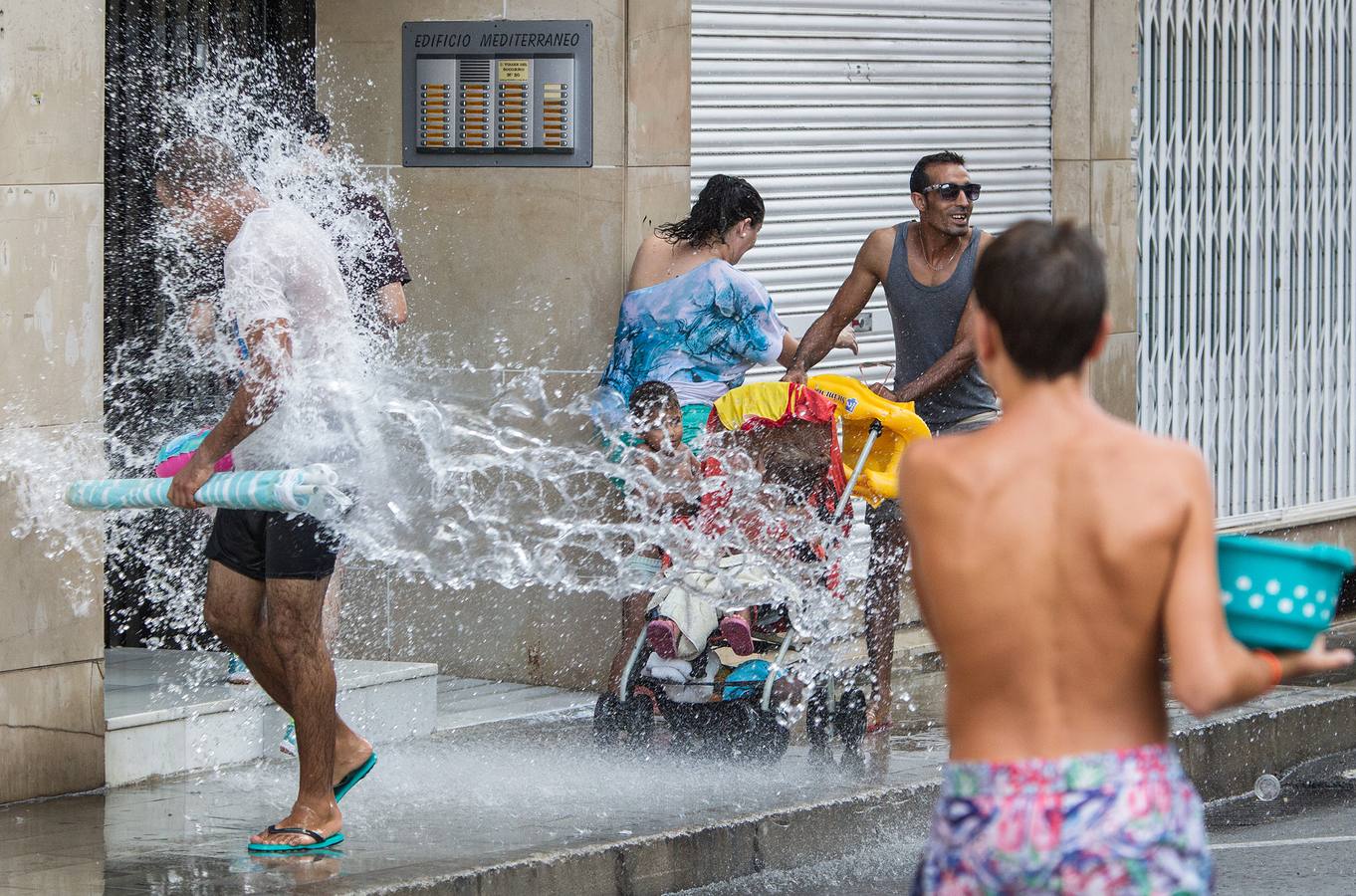 Juegos pupolares y poala durante las fiestas del Raval Roig