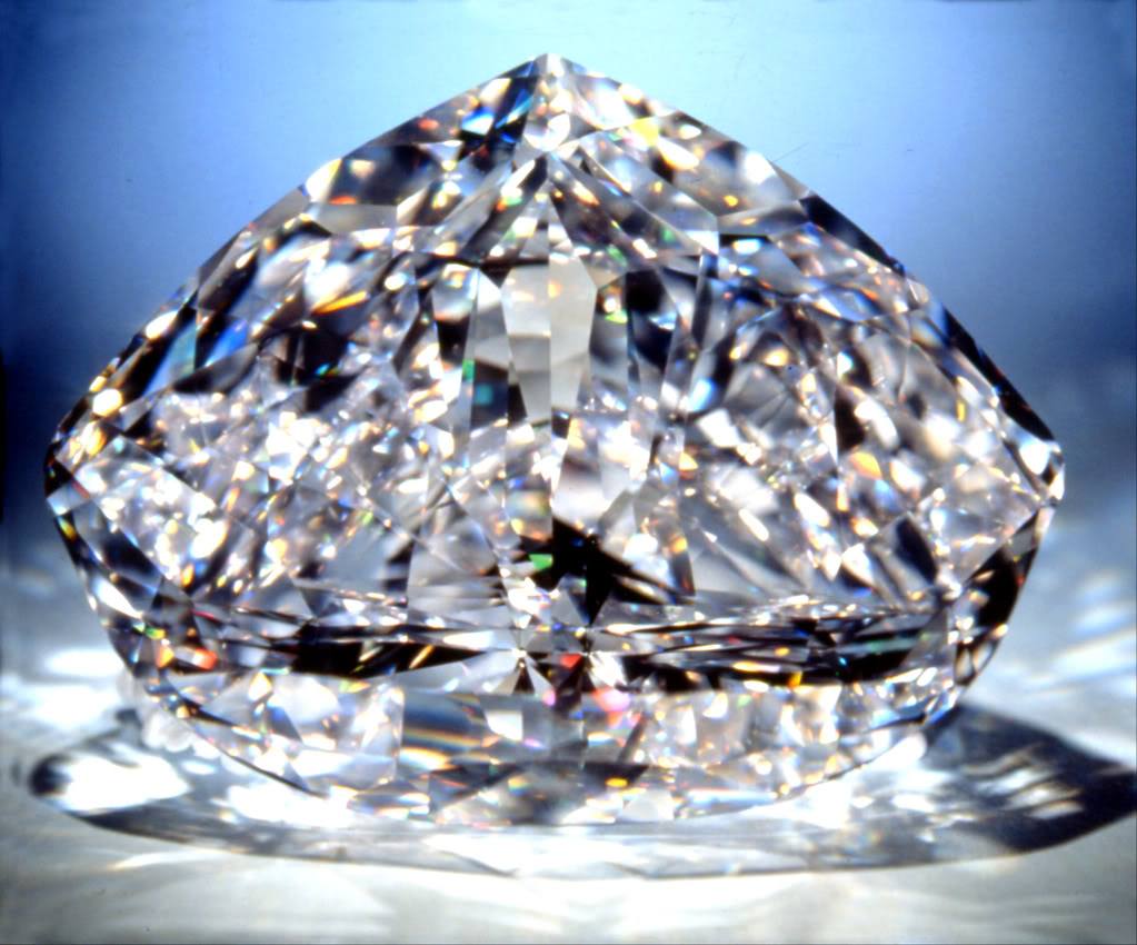 Centenary. Debe su nombre a la conmemoración del centenario de la empresa De Beers, y es considerado uno de los diamantes de mejor color hallados nunca. La piedra en bruto pesaba 599 quilate