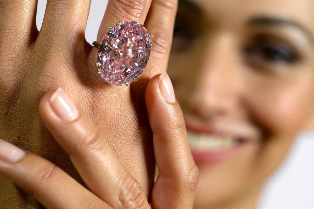 Pink Dream. El diamante rosa más grande del mundo de sus características subastado hasta ahora, el 'Pink Dream', se vendió en 2013 por un total de 83,2 millones de dólares. De 59,60 quilates, fue adquirido por la firma de tallado de diamantes Isaac Wolf.