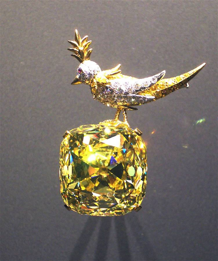 Tiffany Yellow Diamond. El diamante amarillo Tiffany tiene un color extremadamente raro. La gema fue cedida por Tiffany &amp; Co. para el Museo Nacional de Historia Natural en Washington DC y fue exhibida hasta el 23 de septiembre de 2007. Fue descubierta en 1878 en las minas de Kimberly de Sudáfrica. La piedra pesaba 287,42 quilates.