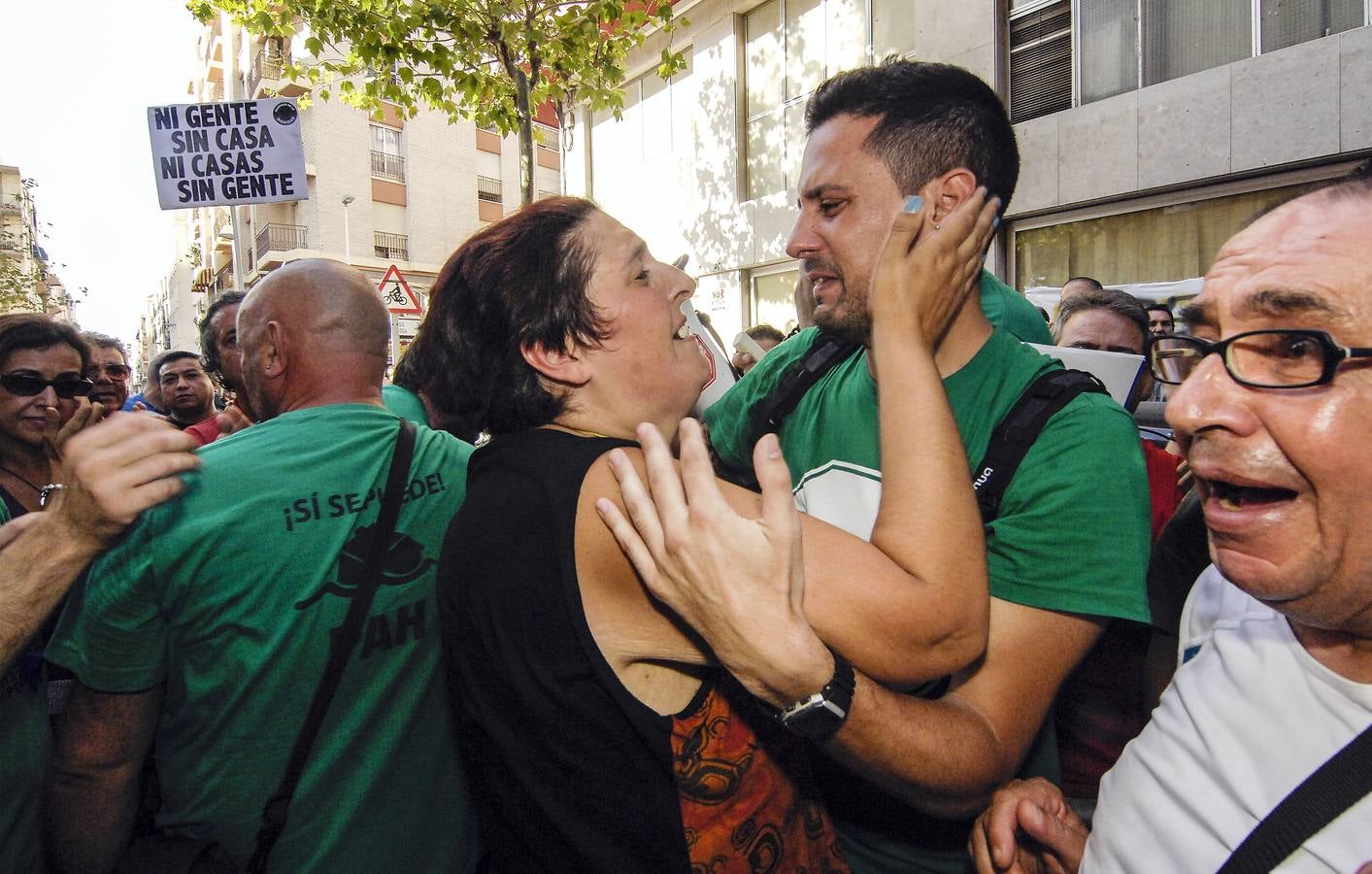 Aplazan tres meses el desahucio de una mujer en Elche