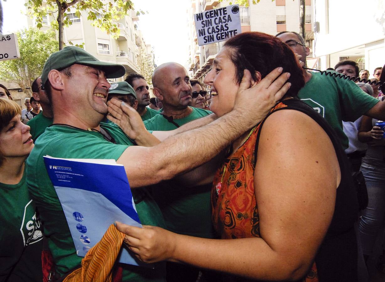 Aplazan tres meses el desahucio de una mujer en Elche