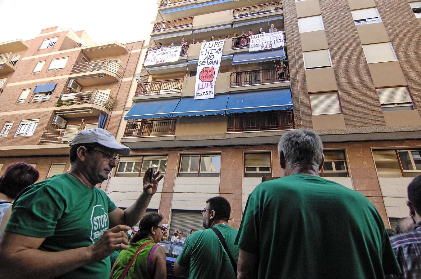 Aplazan tres meses el desahucio de una mujer en Elche