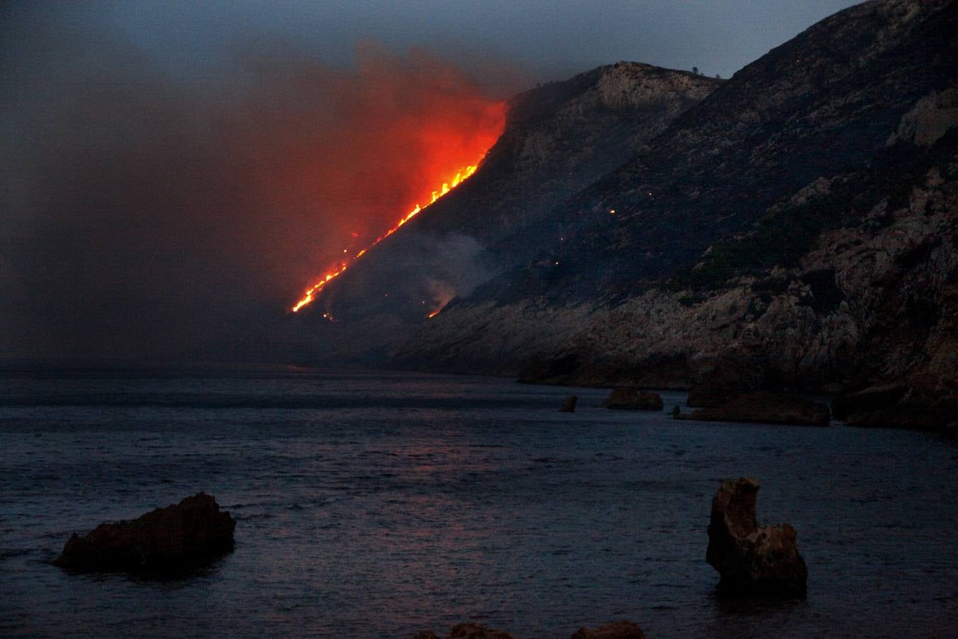 Un incendio en Xàbia y Dénia quema el Montgó y obliga a desalojar casas