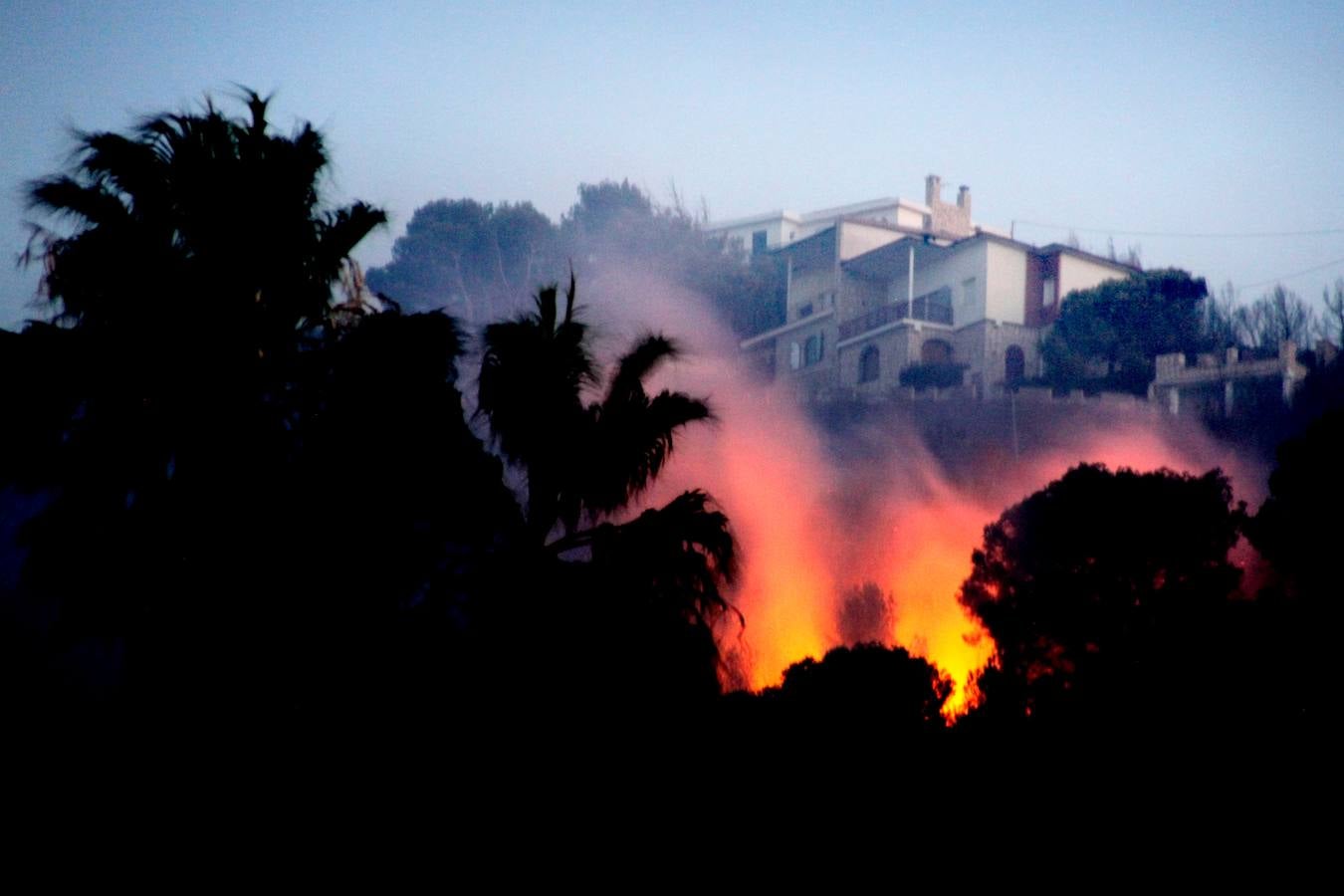 Un incendio en Xàbia y Dénia quema el Montgó y obliga a desalojar casas