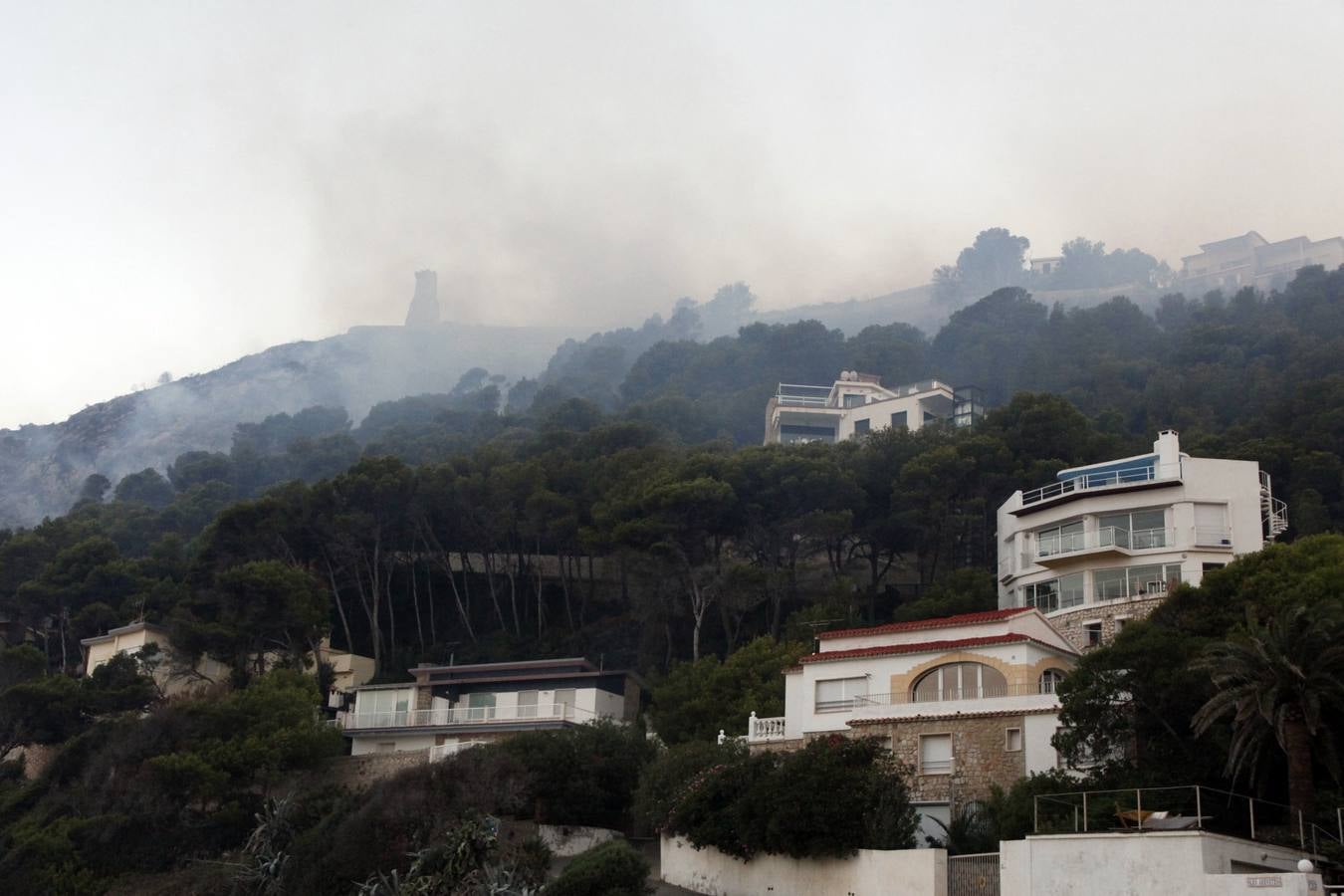 Un incendio en Xàbia y Dénia quema el Montgó y obliga a desalojar casas