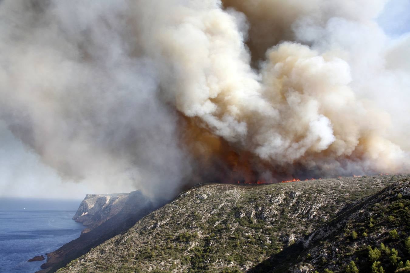 Un incendio en Xàbia y Dénia quema el Montgó y obliga a desalojar casas