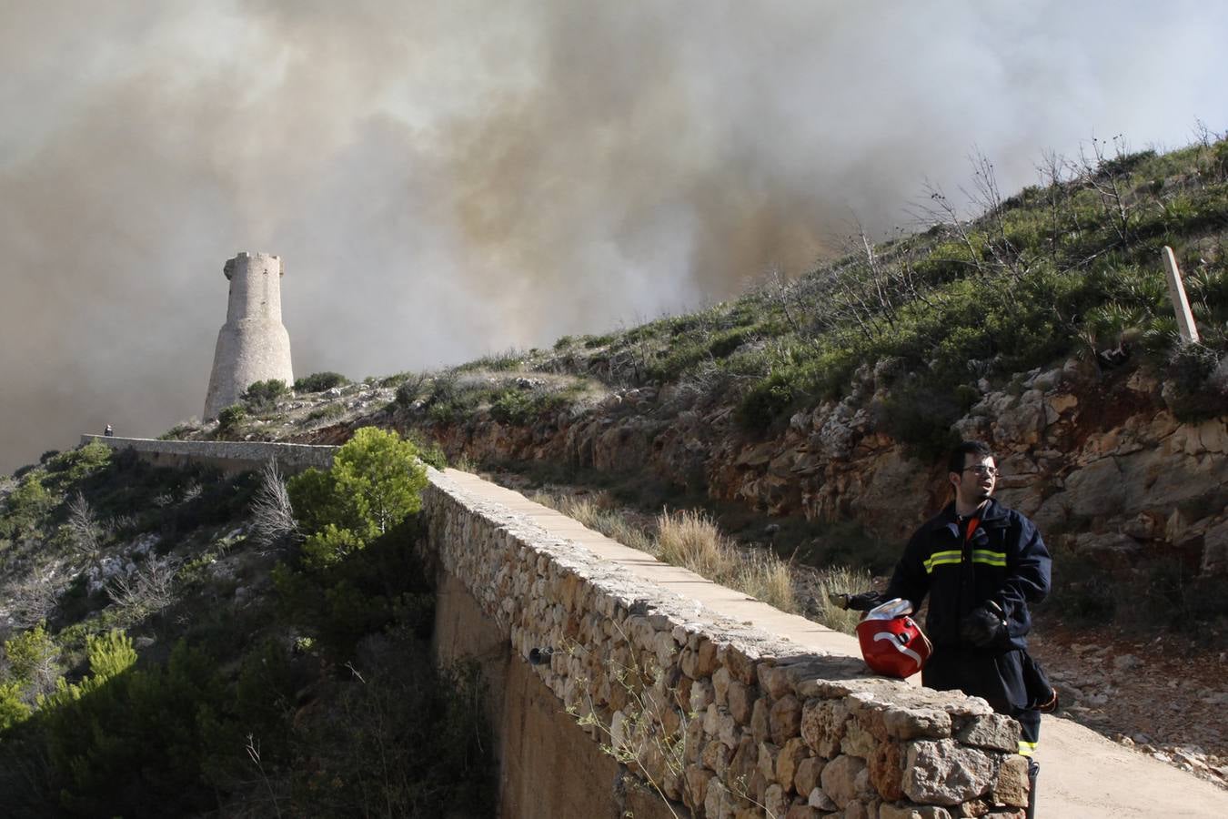 Un incendio en Xàbia y Dénia quema el Montgó y obliga a desalojar casas