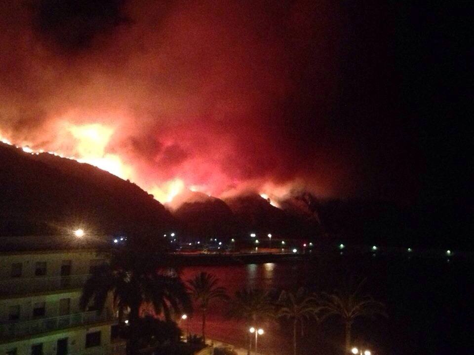 Un incendio en Xàbia y Dénia quema el Montgó y obliga a desalojar casas