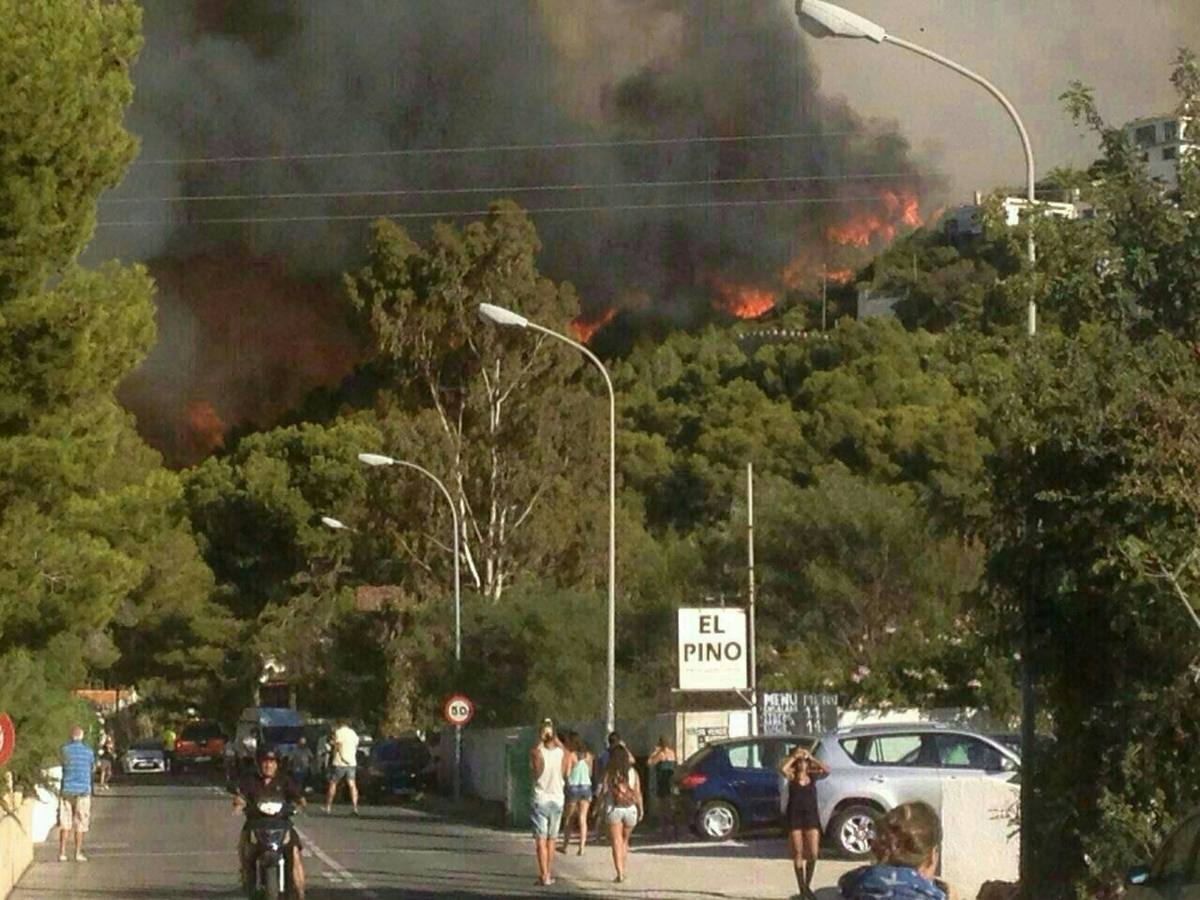 Un incendio en Xàbia y Dénia quema el Montgó y obliga a desalojar casas