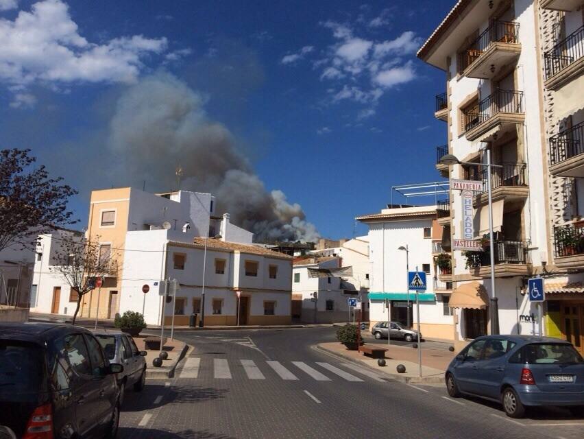 Un incendio en Xàbia y Dénia quema el Montgó y obliga a desalojar casas