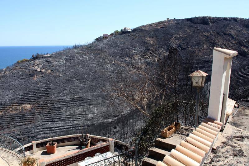 El rastro que ha dejado el incendio en el Montgó