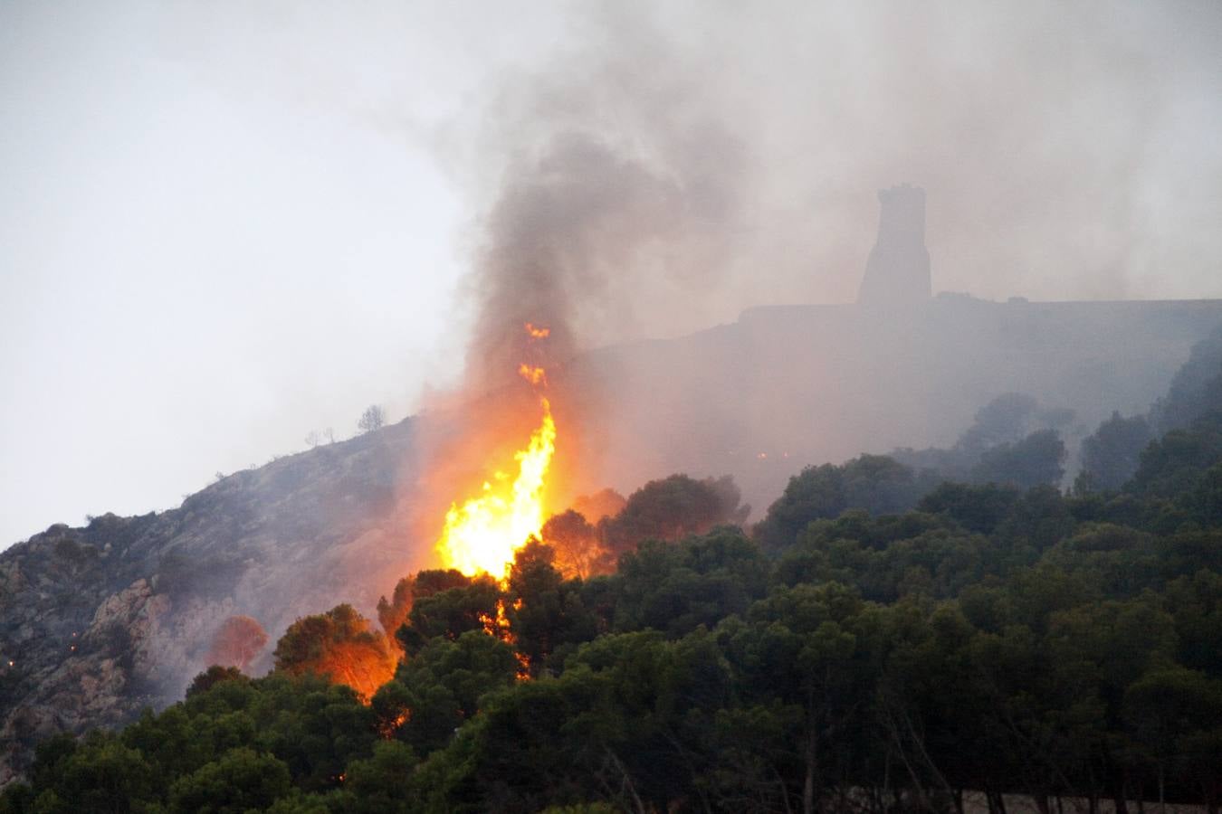 Un incendio en Xàbia y Dénia quema el Montgó y obliga a desalojar casas