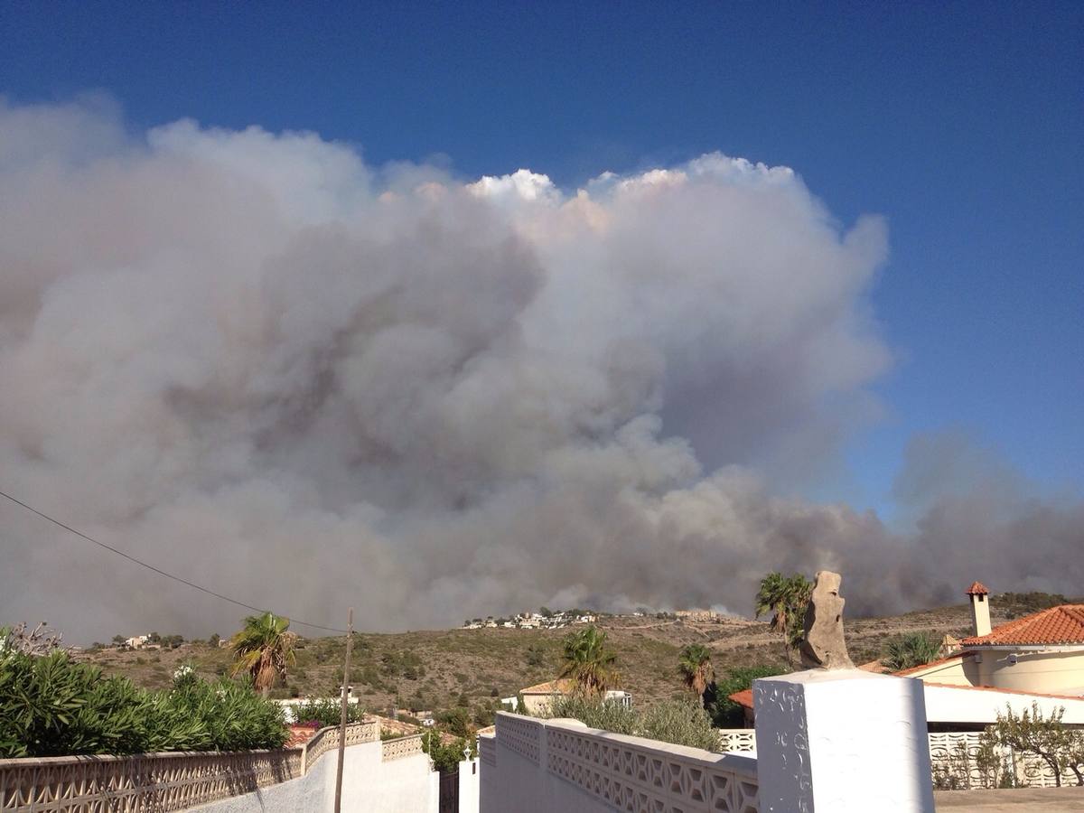 Un incendio en Xàbia y Dénia quema el Montgó y obliga a desalojar casas