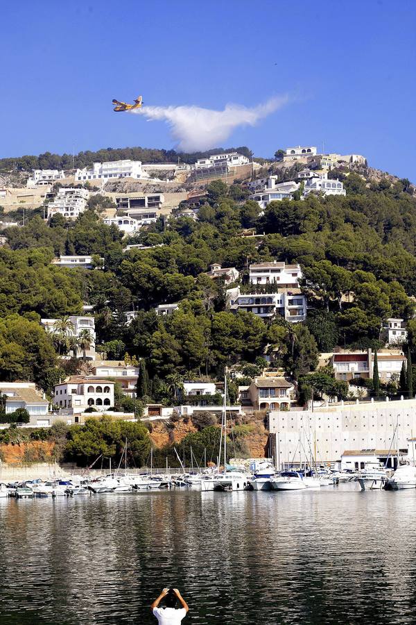 Un incendio en Xàbia y Dénia quema el Montgó y obliga a desalojar casas