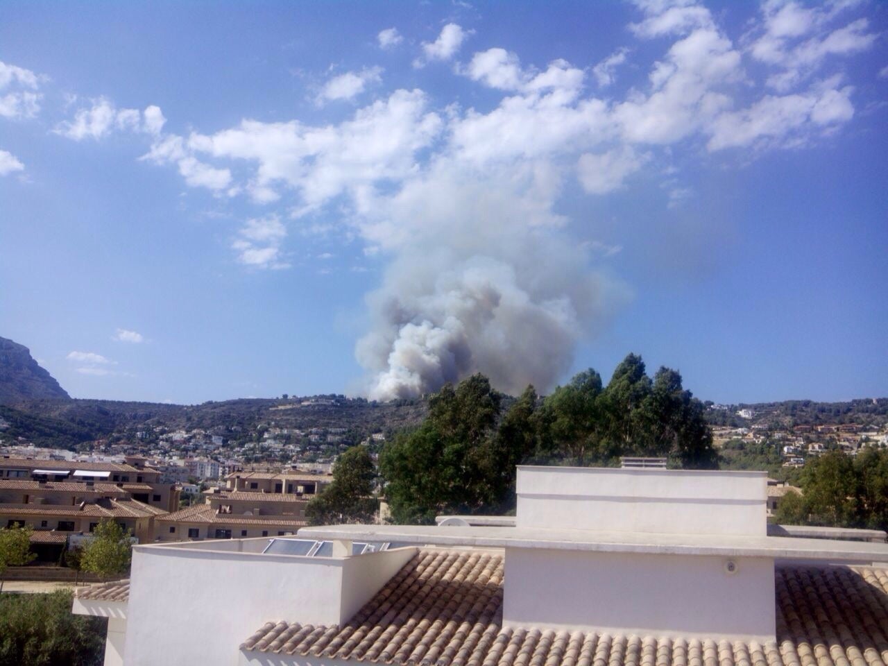 Un incendio en Xàbia y Dénia quema el Montgó y obliga a desalojar casas