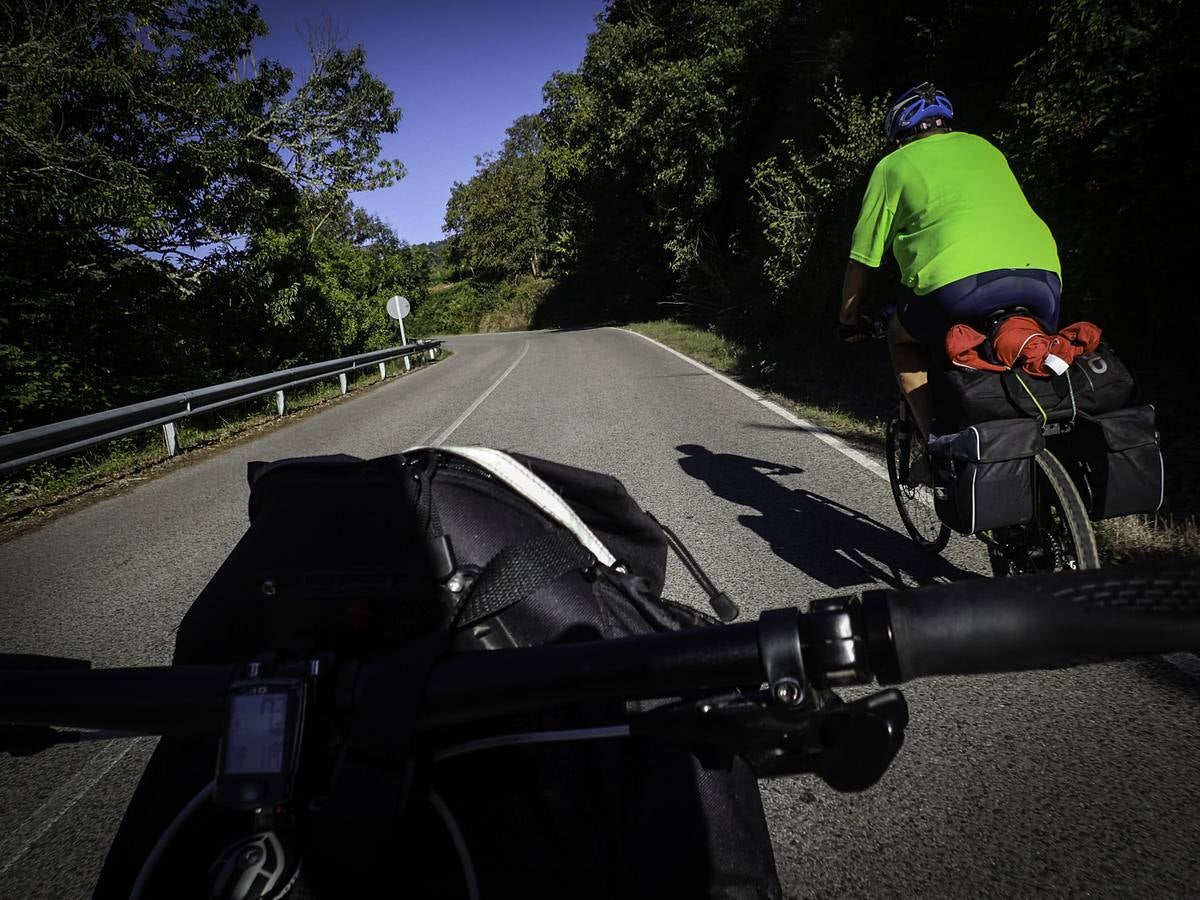 Dos vecinos de Molins viajan desde Italia a la Plaza del Obradoiro en bici