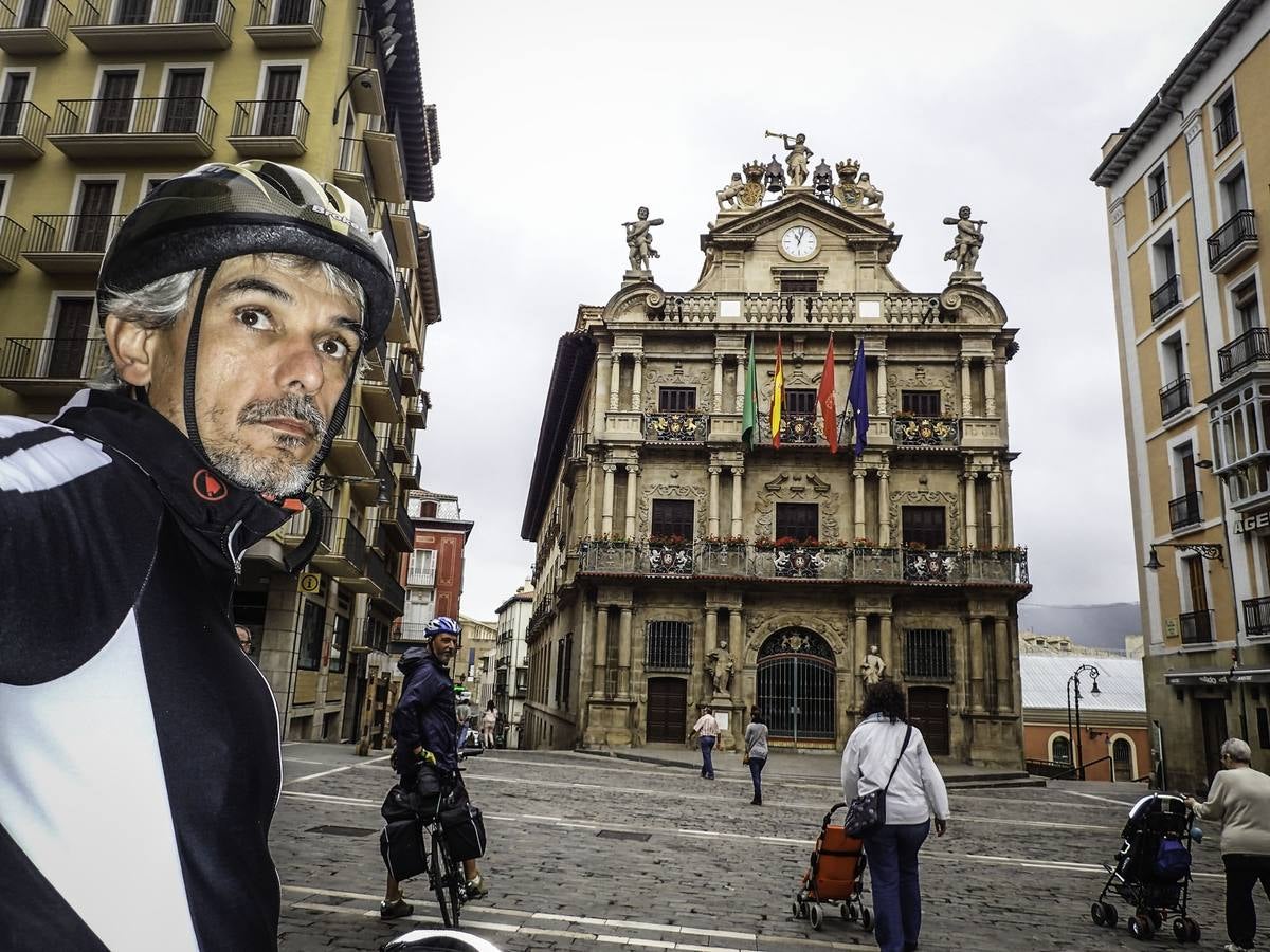 Dos vecinos de Molins viajan desde Italia a la Plaza del Obradoiro en bici