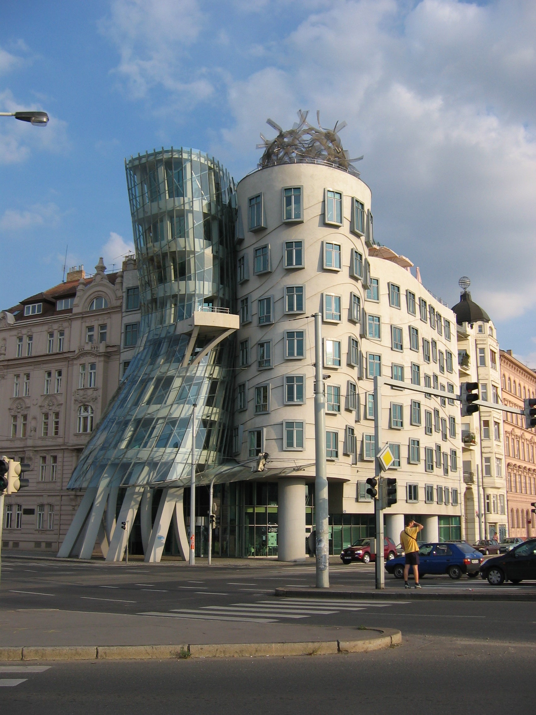 Casa Danzante en Praga. La Casa Danzante está inspirada en los míticos actores y bailarines Ginger Rogers y Fred Astaire. Es obra del arquitecto Frank Gehry