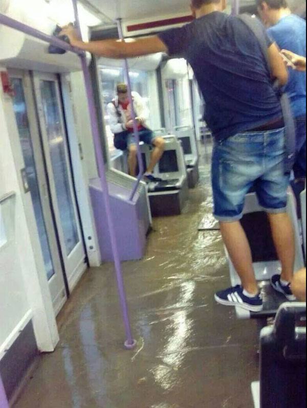 El agua, formando charcos en el interior del tranvía (línea 4).