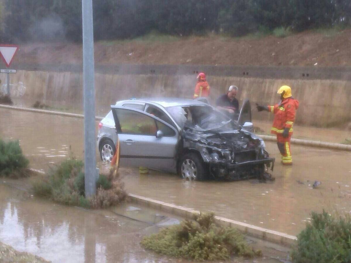 El vehículo incendiado, una vez apagado el fuego por parte de los bomberos.