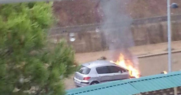 El incendio del vehículo en la entrada de Godella, en una imagen captada desde el colegio EPLA.