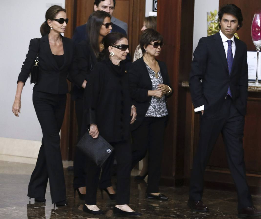 Isabel Preysler y Ana Boyer, junto a otros familiares en el Tanatorio San Isidro de Madrid.