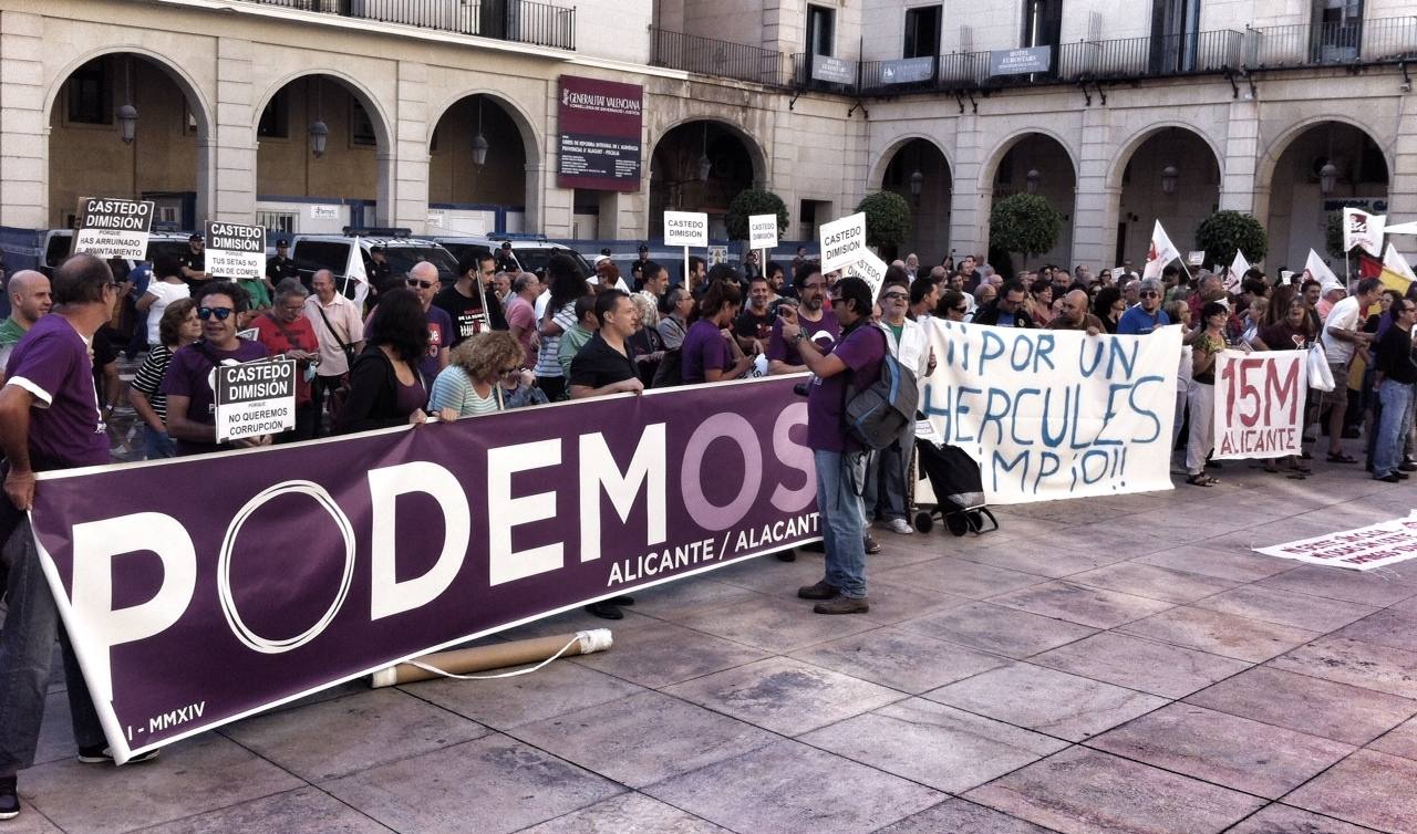 Casi 200 manifestantes corean «Castedo dimisión» en la plaza del Ayuntamiento de Alicante