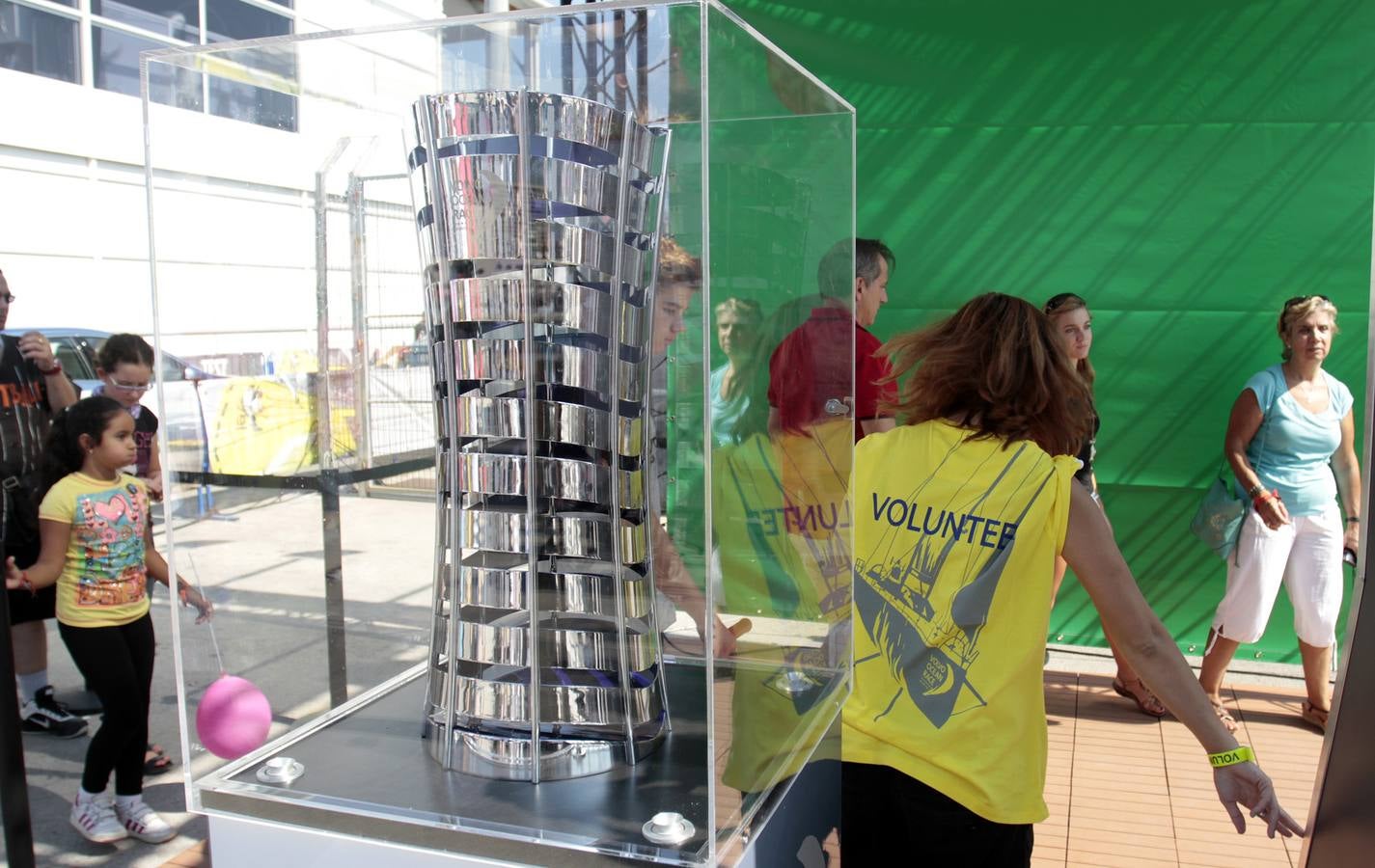 Vistosa regata costera y gran ambiente en Alicante para calentar la Volvo Ocean Race