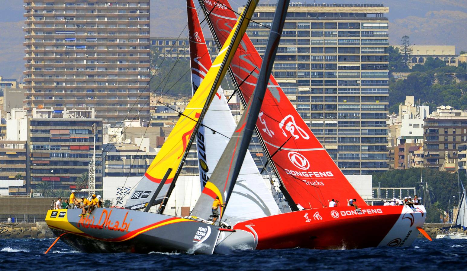 Vistosa regata costera y gran ambiente en Alicante para calentar la Volvo Ocean Race