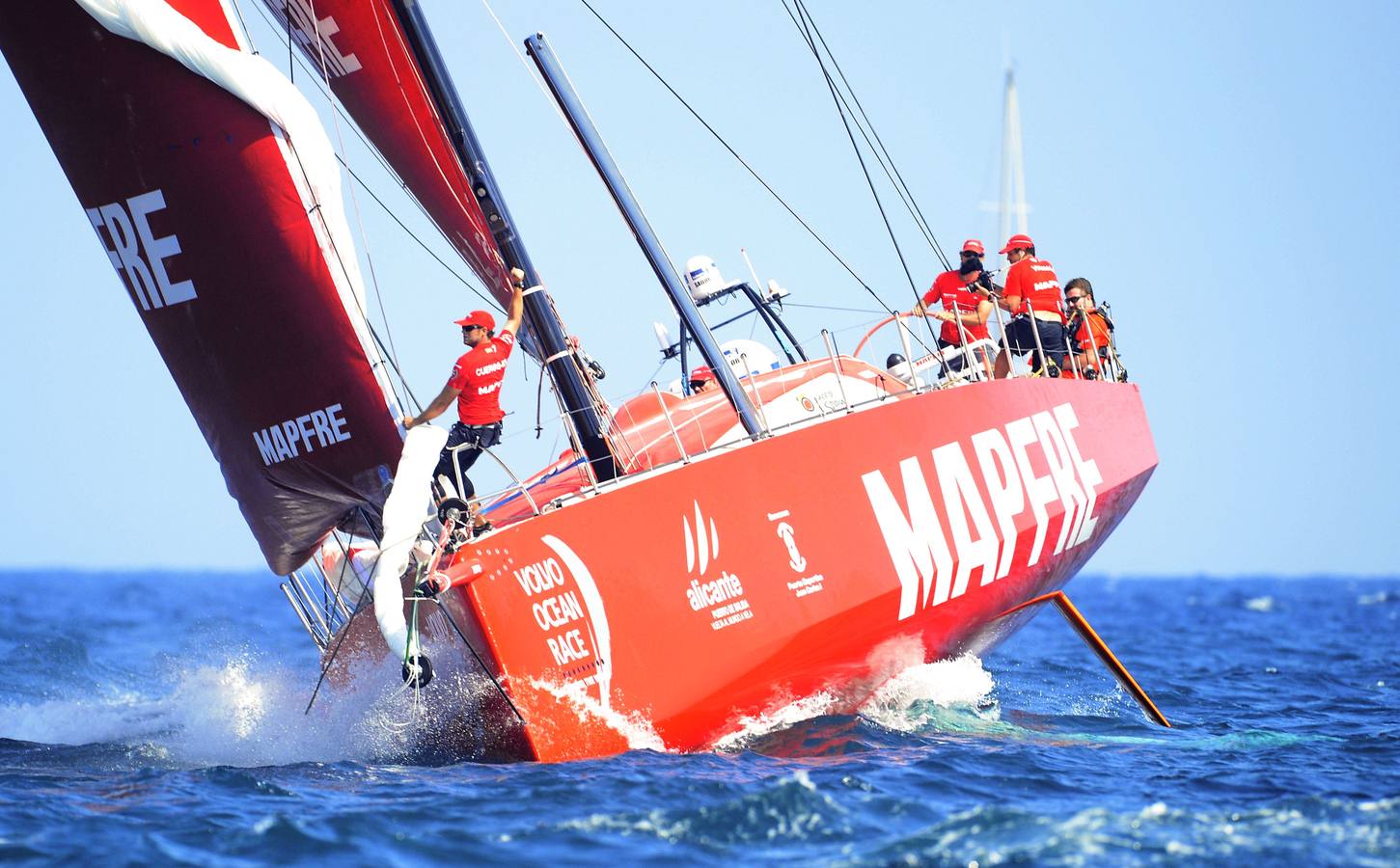 Vistosa regata costera y gran ambiente en Alicante para calentar la Volvo Ocean Race