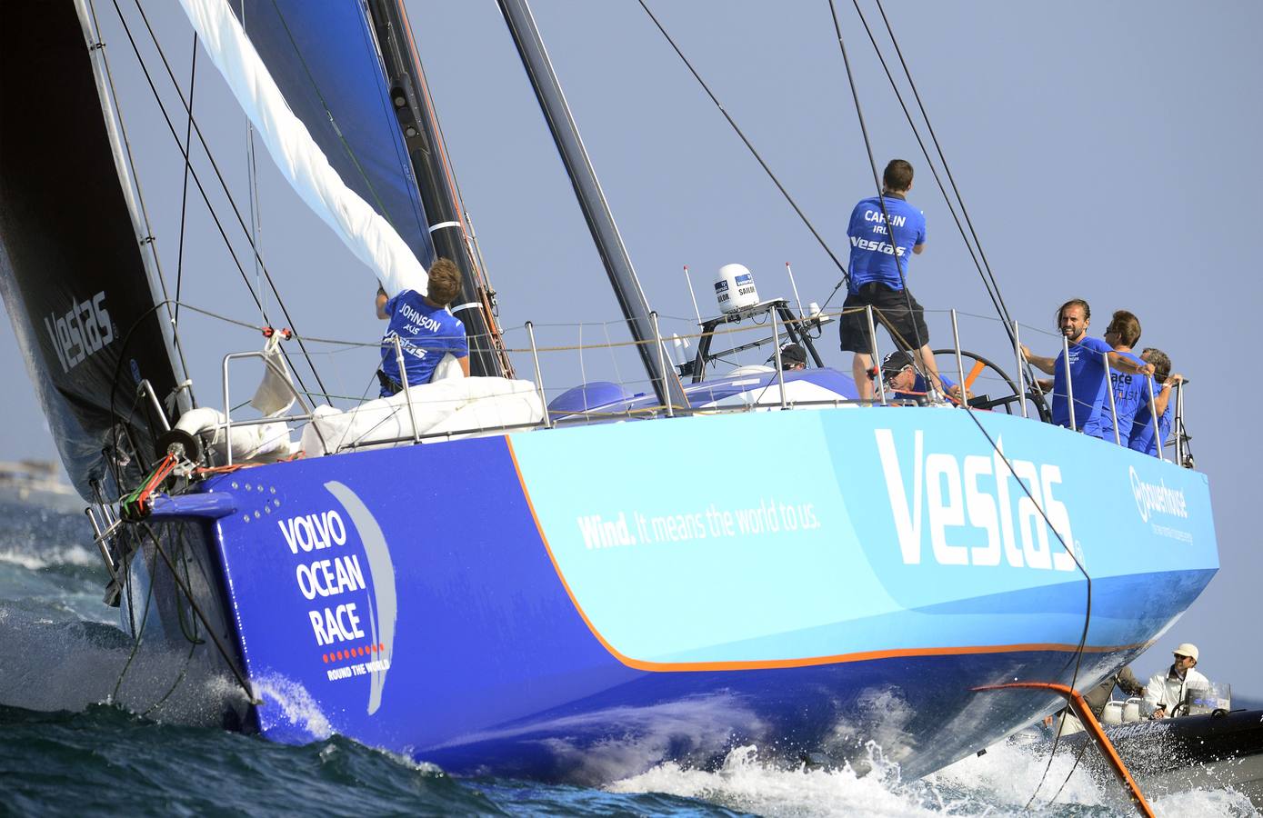 Vistosa regata costera y gran ambiente en Alicante para calentar la Volvo Ocean Race