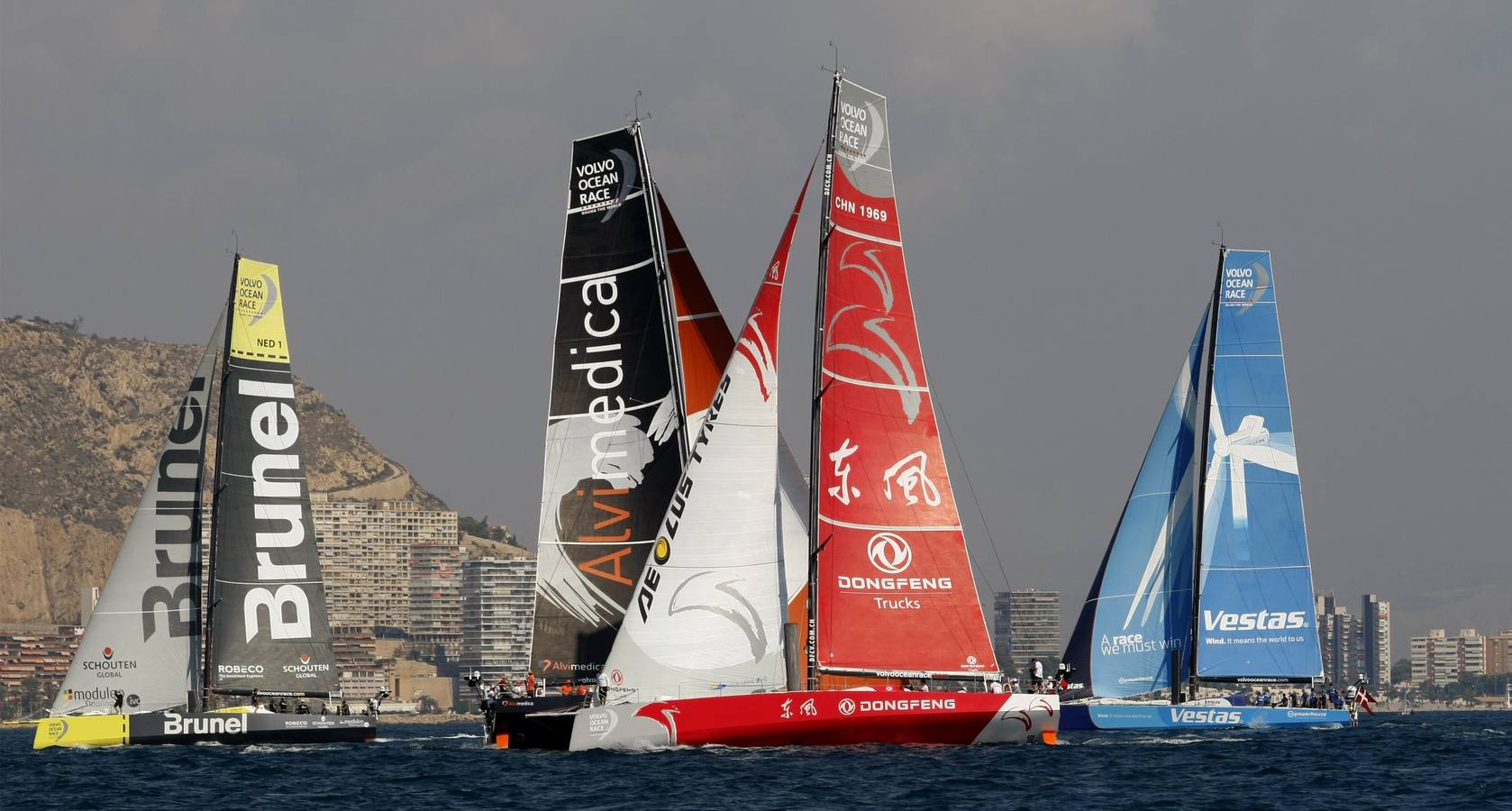 Vistosa regata costera y gran ambiente en Alicante para calentar la Volvo Ocean Race