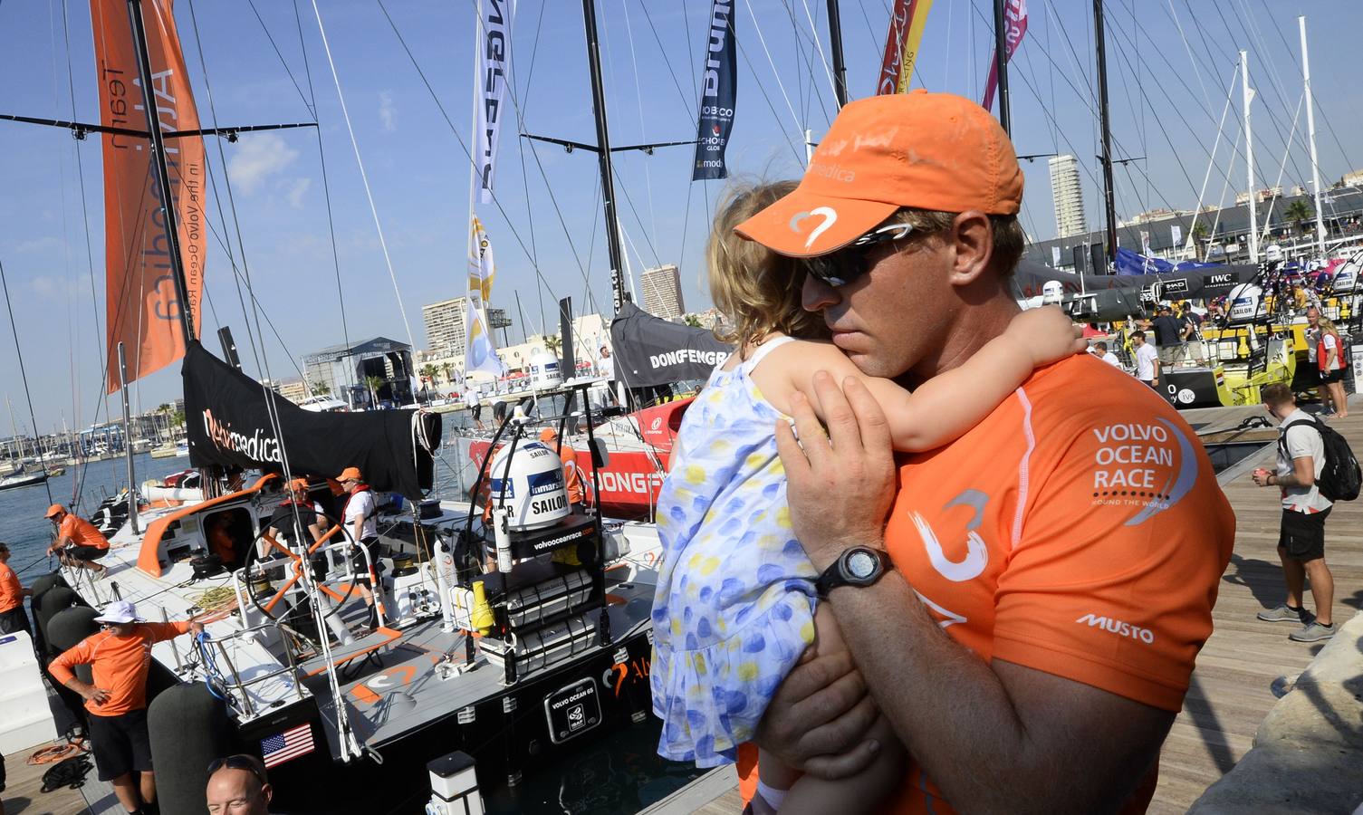 Vistosa regata costera y gran ambiente en Alicante para calentar la Volvo Ocean Race