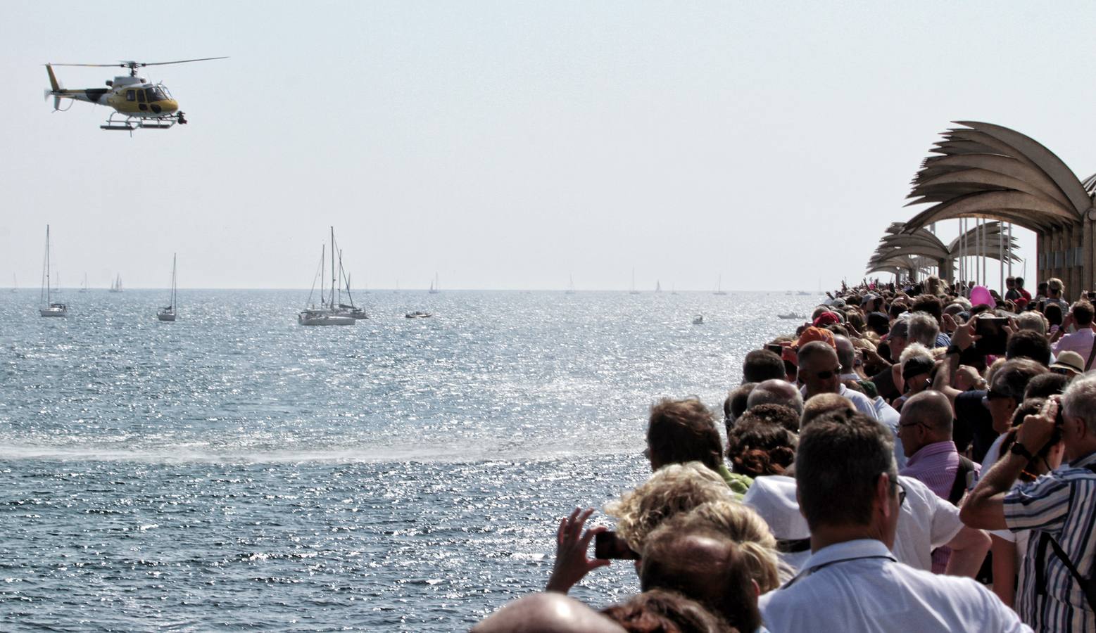 Vistosa regata costera y gran ambiente en Alicante para calentar la Volvo Ocean Race