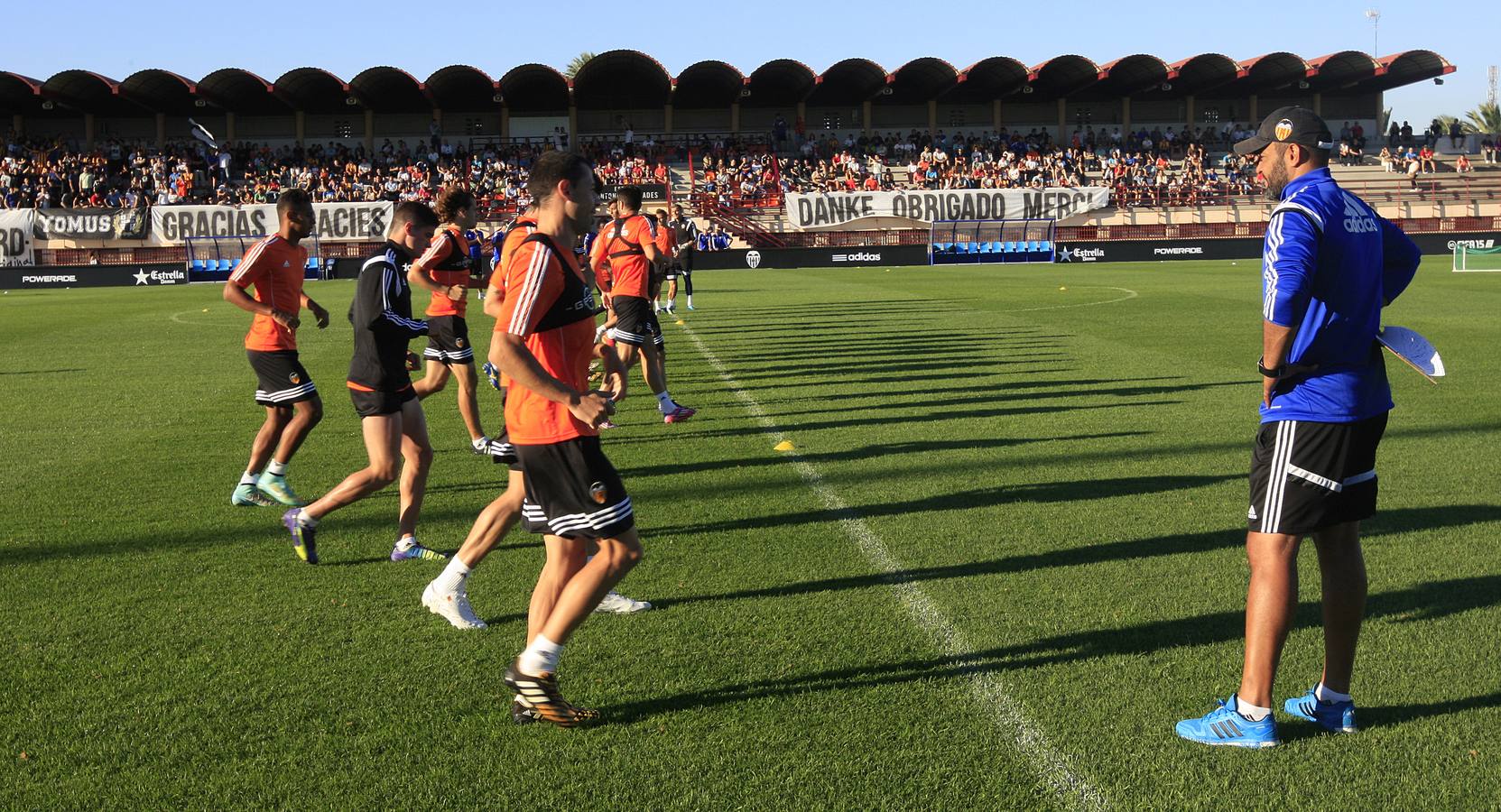 Más de 2.000 aficionados acuden al entrenamiento del Valencia en Paterna