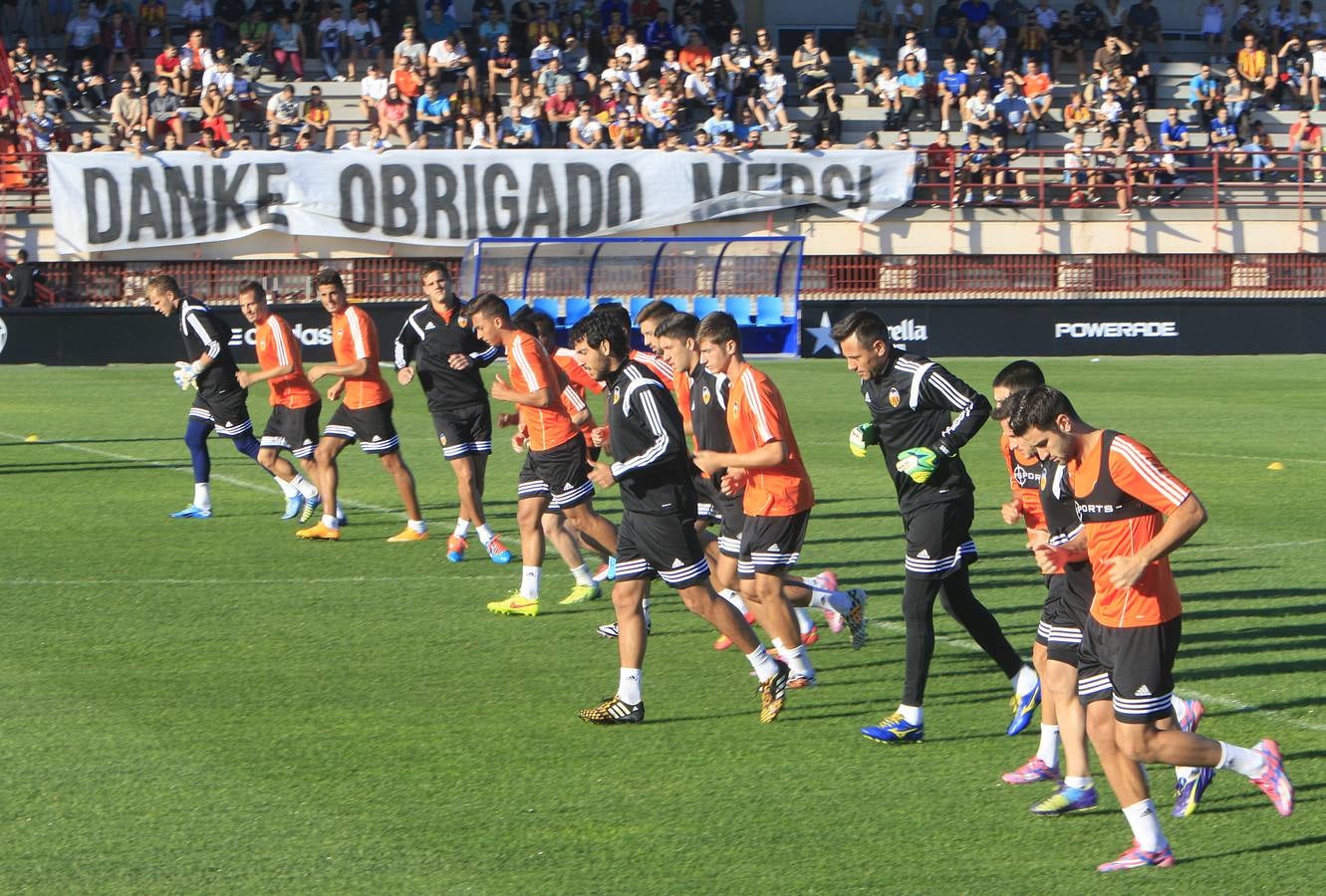 Más de 2.000 aficionados acuden al entrenamiento del Valencia en Paterna