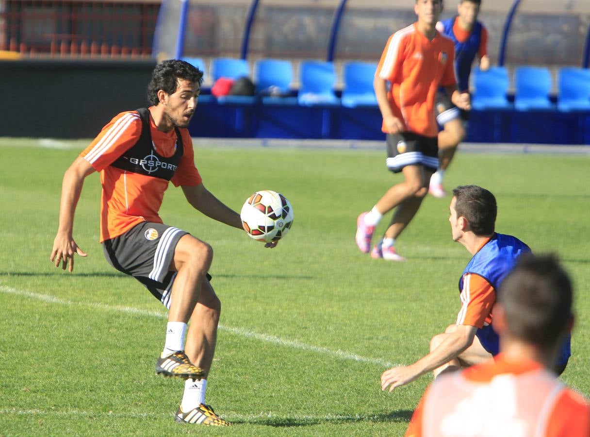 Más de 2.000 aficionados acuden al entrenamiento del Valencia en Paterna