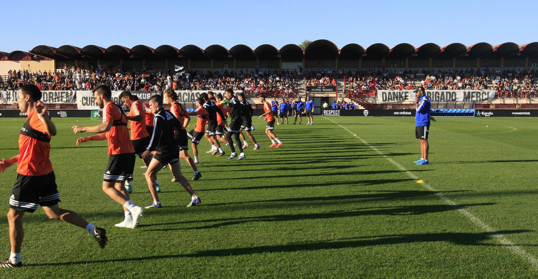 Más de 2.000 aficionados acuden al entrenamiento del Valencia en Paterna