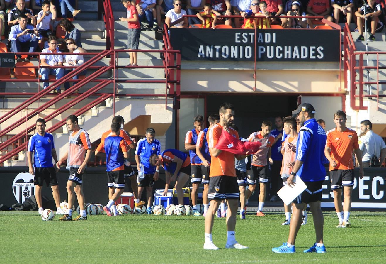 Más de 2.000 aficionados acuden al entrenamiento del Valencia en Paterna