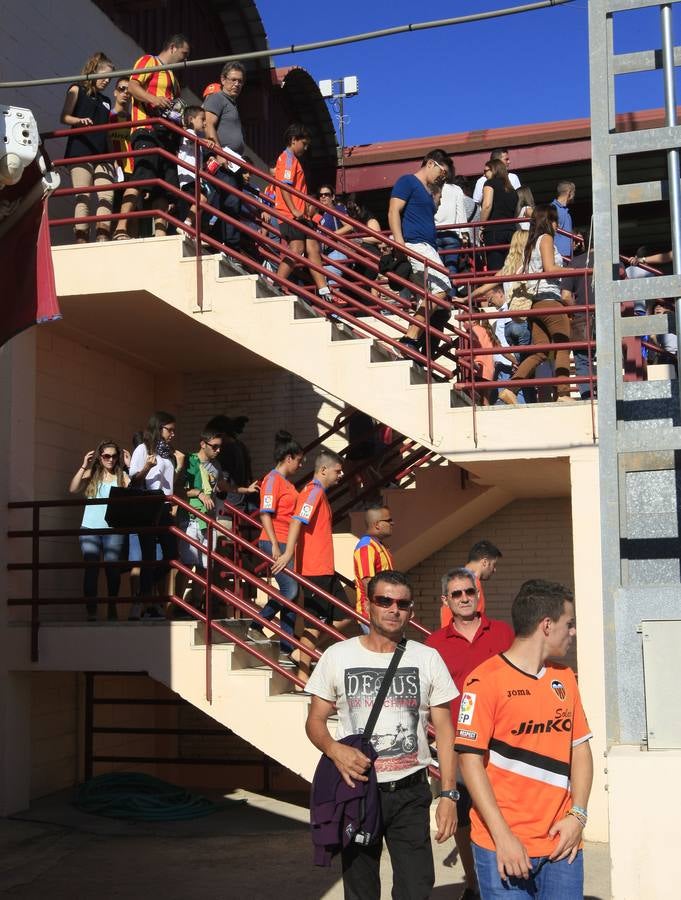 Más de 2.000 aficionados acuden al entrenamiento del Valencia en Paterna