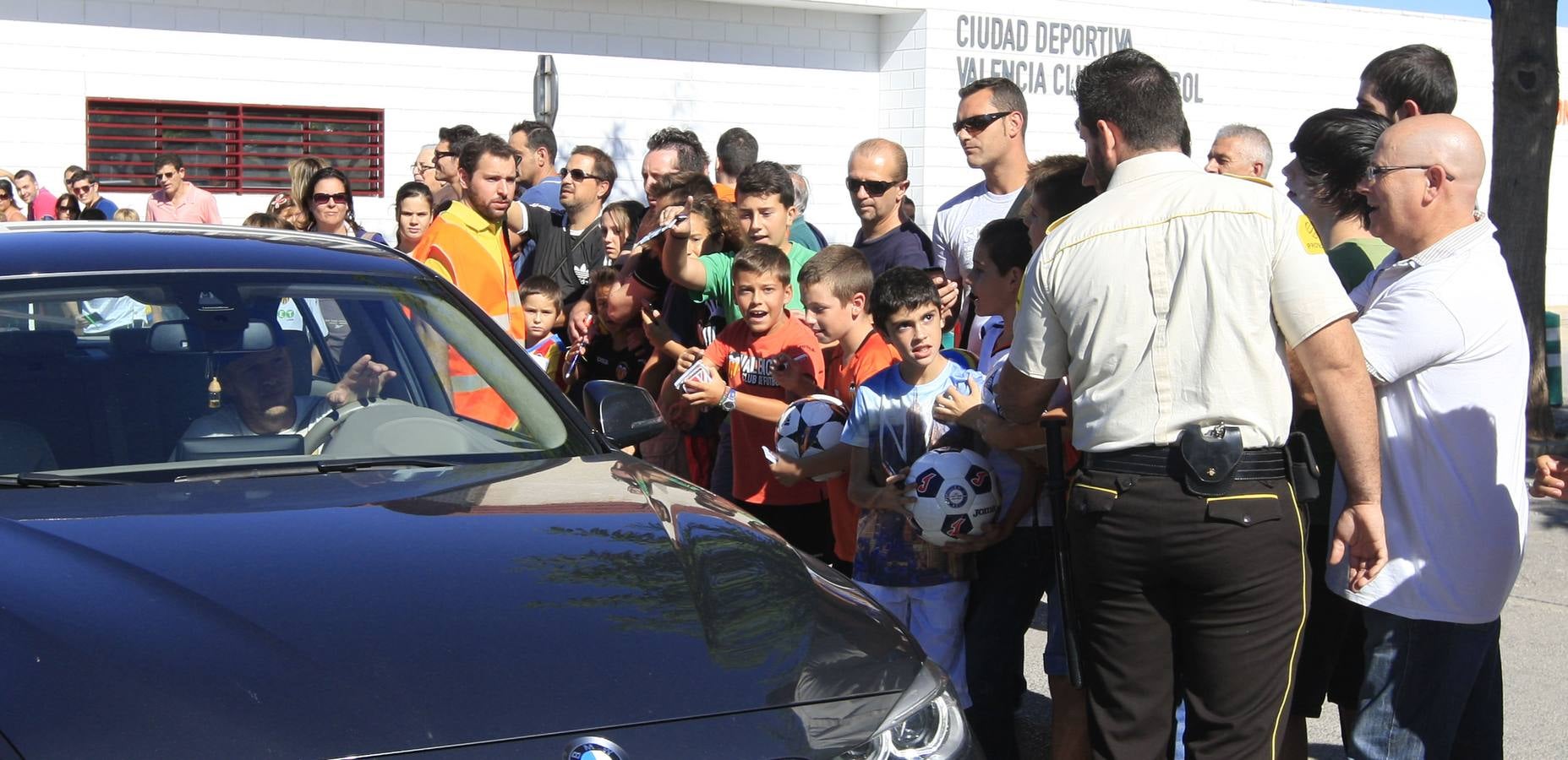 Más de 2.000 aficionados acuden al entrenamiento del Valencia en Paterna