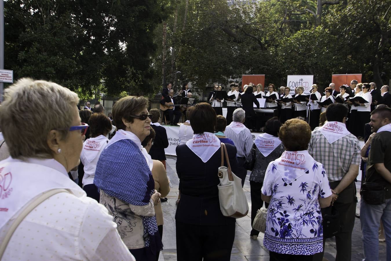 Acto de Cáritas en la glorieta de Orihuela